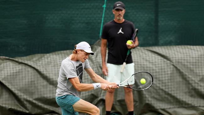 Darren Cahill watches Jannik Sinner train at Wimbledon. Picture: Getty Images