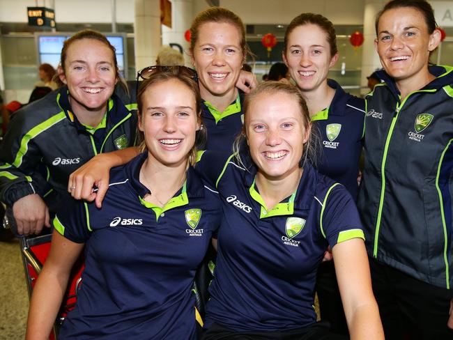 Alyssa Healy and her Aussie teammates celebrate their 2013 World Cup win.