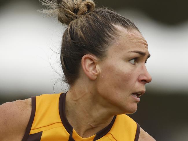 MELBOURNE, AUSTRALIA - OCTOBER 07: Emily Bates of the Hawks marks the ball during the round six AFLW match between St Kilda Saints and Hawthorn Hawks at RSEA Park, on October 07, 2023, in Melbourne, Australia. (Photo by Daniel Pockett/Getty Images)