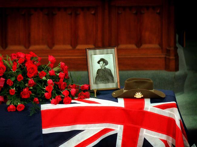 A slouch hat and Australian flag on Ted Matthews’ coffin at his State Funeral.