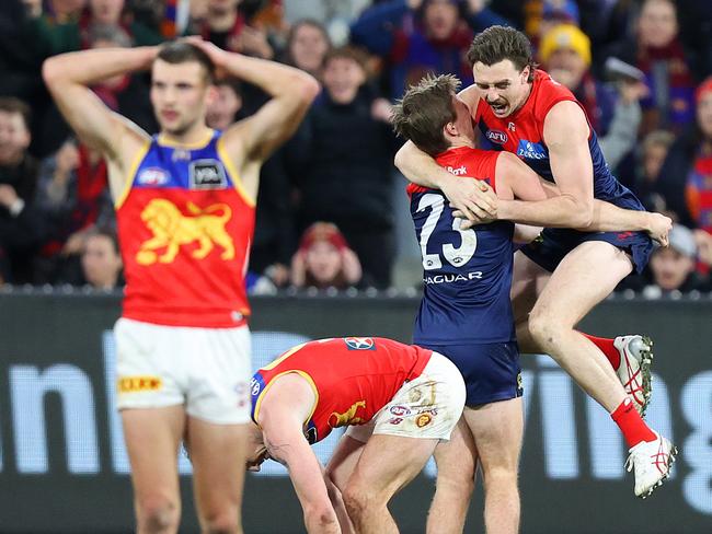 MELBOURNE, JULY 14, 2023: 2023 TOYOTA AFL PREMIERSHIP - Round 18. Melbourne Demons v Brisbane Lions at the MCG. Melbourne celebrate on the siren. Picture: Mark Stewart