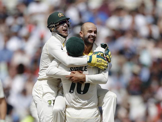 BIRMINGHAM, ENGLAND - AUGUST 05: Nathan Lyon of Australia celebrates with Tim Paine and Peter Siddle of Australia after taking the wicket of Joe Root of England during day five of the 1st Specsavers Ashes Test between England and Australia at Edgbaston on August 05, 2019 in Birmingham, England. (Photo by Ryan Pierse/Getty Images)