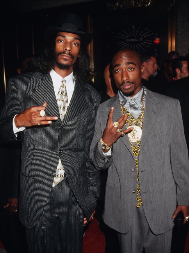 Rappers Snoop Dogg and Tupac Shakur flash gang signs while attending the 1996 MTV Video Music Awards. Picture: Getty Images