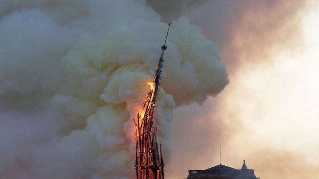 The spire at Notre Dameollpases.