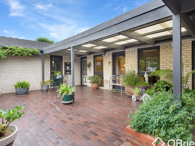 10-11 Timbertop Court, Frankston North - for herald sun real estate