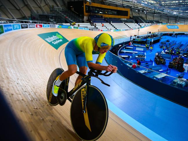 A member of the Australian cycling team trains in preparation for the 2018 Gold Coast Commonwealth Games at the Anna Meares Velodrome in Brisbane on April 3, 2018. / AFP PHOTO / Patrick HAMILTON