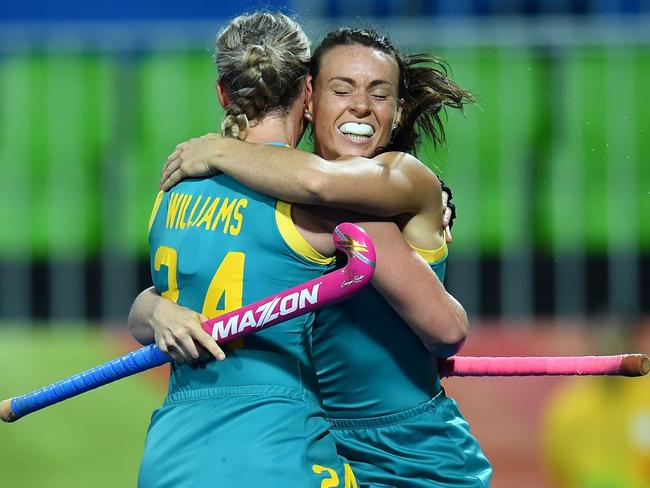 Mariah Williams (L) celebrates with Georgie Parker. / AFP PHOTO / MANAN VATSYAYANA