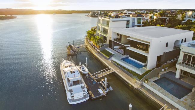 14 Westminster Court, Paradise Point has a fantastic waterfront position.