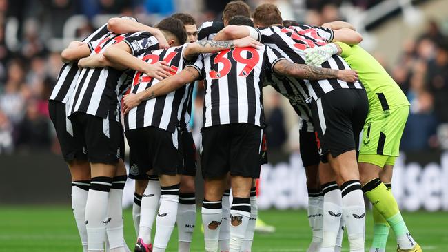 NEWCASTLE UPON TYNE, ENGLAND - FEBRUARY 03: Newcastle United players huddle during the Premier League match between Newcastle United and Luton Town at St. James Park on February 03, 2024 in Newcastle upon Tyne, England. (Photo by Matt McNulty/Getty Images)