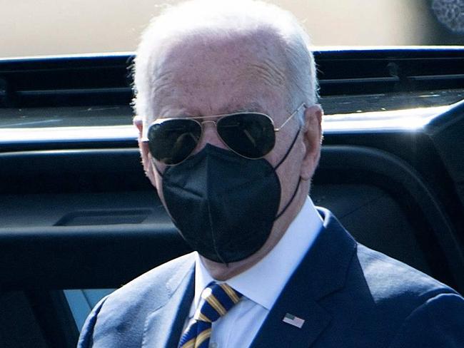 US President Joe Biden arrives at Culpeper Regional Airport February 10, 2022, in Brandy Station, Virginia. (Photo by Brendan Smialowski / AFP)