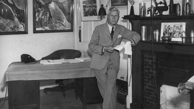 Wallis in his study in 1945. Central Press Photo.