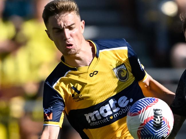 WELLINGTON, NEW ZEALAND - FEBRUARY 06: Maximilien Balard of the Central Coast Mariners and David Michael Ball of the Wellington Phoenix during the A-League Men round 12 match between Wellington Phoenix and Central Coast Mariners at Sky Stadium, on February 06, 2024, in Wellington, New Zealand. (Photo by Mark Tantrum/Getty Images)