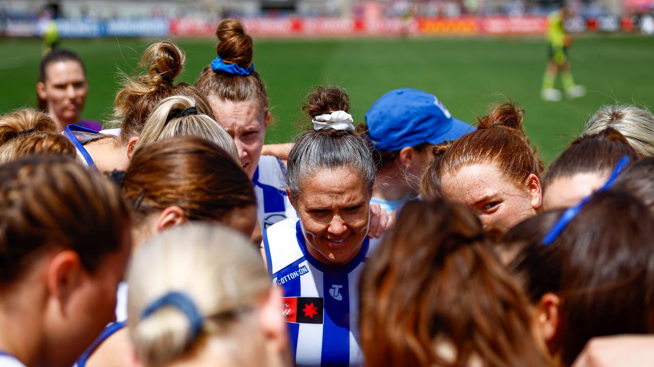 Emma Kearney talks to her team before the preliminary final. Picture: Dylan Burns/AFL Photos via Getty Images