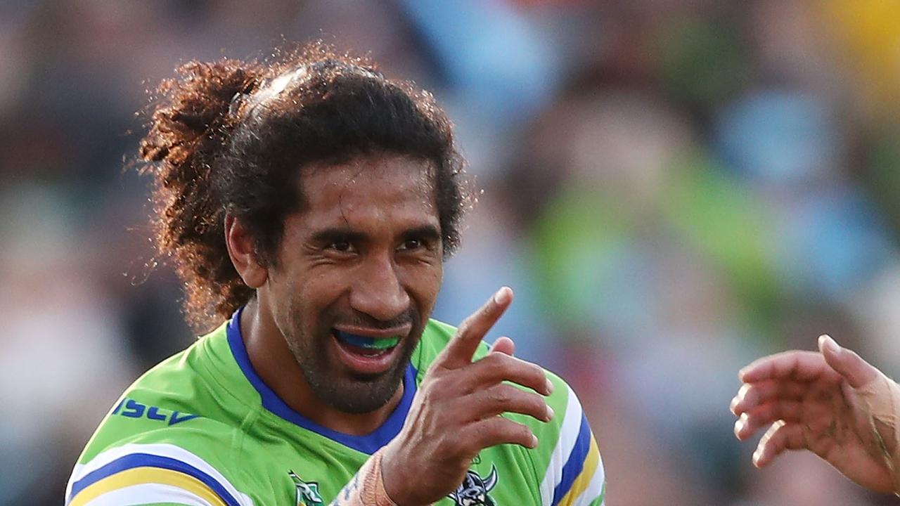 Sia Soliola has jumped to the aid of a young mum in distress. She then wrote a letter to the club detailing his act of kindness.