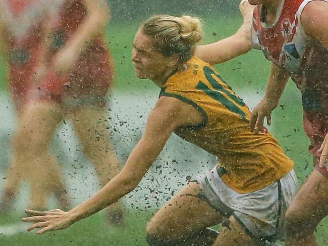 Jasmine Anderson dives for the football in wet conditions. Picture: Glenn Campbell