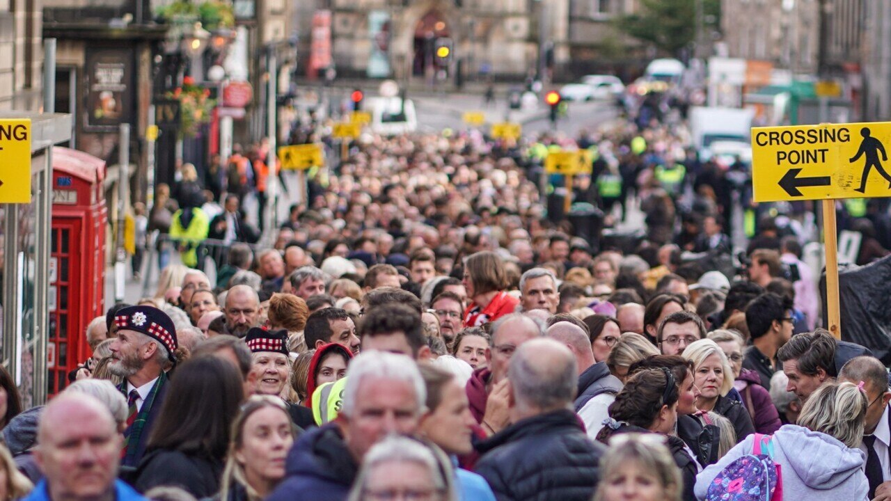 Thousands queue to pay their respects to the Queen