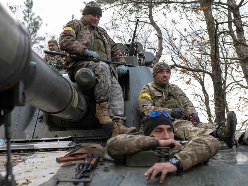 Ukrainian artillery unit members near Kherson. Picture: Bulent Kilic / AFP