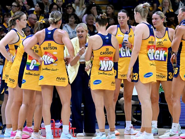 SUNSHINE COAST, AUSTRALIA - MAY 04: Head Coach Belinda Reynolds of the Lightning speaks to the players during the round four Super Netball match between the Sunshine Coast Lightning and Melbourne Mavericks at UniSC Arena, on May 04, 2024, in Sunshine Coast, Australia. (Photo by Bradley Kanaris/Getty Images)