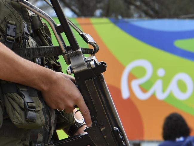 A Brasilian soldier stands guard near the Riocentro complex in Rio de Janeiro, on August 3, 2016, ahead of the Rio 2016 Olympic Games. / AFP PHOTO / YURI CORTEZ