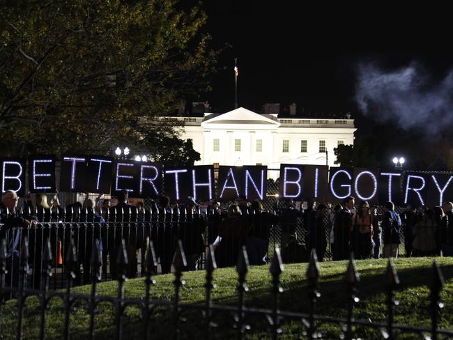 Anti Trump protesters gather outside the White House in Washington to wait the results of the US presidential election on November 8, 2016. Millions of Americans turned out on November 8th to decide whether to send Hillary Clinton to the White House as their first woman president or to put their trust in maverick populist Donald Trump. / AFP PHOTO / andrew biraj