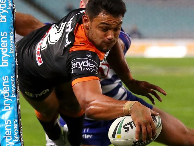 SYDNEY, NEW SOUTH WALES - MAY 27:  David Nofoaluma of the Tigers scores a try in the corner during the round 12 NRL match between the Wests Tigers and the Canterbury Bulldogs at ANZ Stadium on May 27, 2018 in Sydney, Australia.  (Photo by Mark Kolbe/Getty Images)