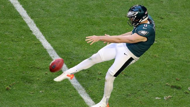 GLENDALE, ARIZONA - FEBRUARY 12: Arryn Siposs #8 of the Philadelphia Eagles punts the ball during the first quarter against the Kansas City Chiefs in Super Bowl LVII at State Farm Stadium on February 12, 2023 in Glendale, Arizona.   Rob Carr/Getty Images/AFP (Photo by Rob Carr / GETTY IMAGES NORTH AMERICA / Getty Images via AFP)