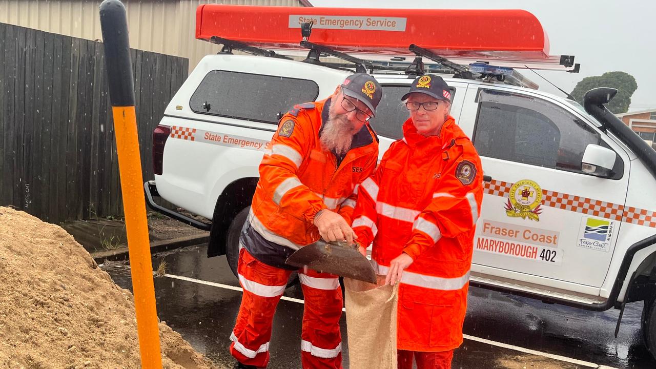 SES workers Wolfgang Hellwig and Suska Meulengraaf filling sandbags on Bazaar Street.