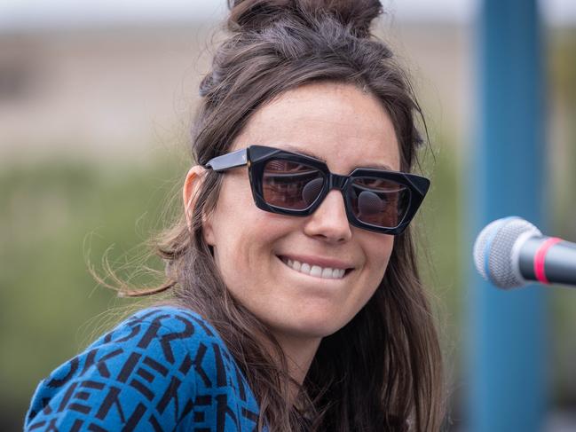 Amy Shark calls out Dan over Foo Fighters twitter snub