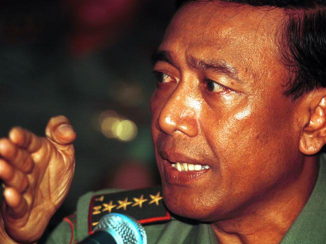 Indonesian politician armed forces chief General Wiranto at press conference 06 Nov 1998.