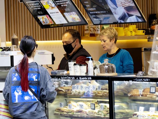 MELBOURNE , AUSTRALIA - NewsWire Photos DECEMBER 08 , 2020  ; Major industrial relations reforms will be debated in Federal Parliament today in regards to workers conditions.Cafe workers in Degraves St. CBD. Picture : NCA NewsWire / Ian Currie