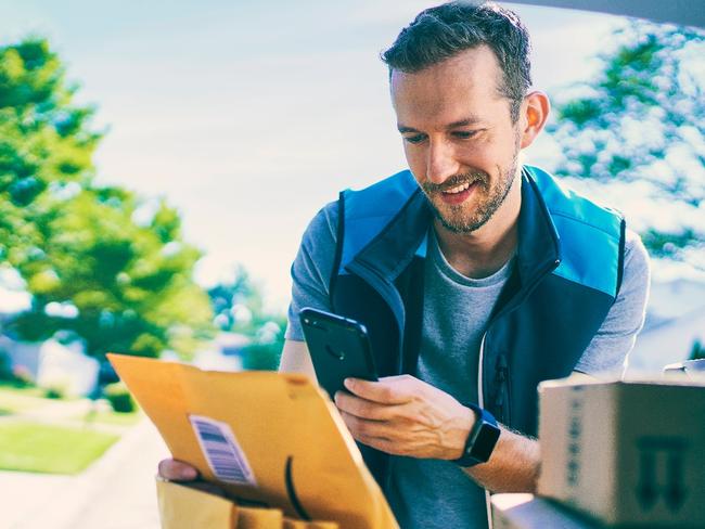 Online retail giant Amazon has launched a service called Flex in Australia that sees regular drivers sign up to deliver parcels in four-hour blocks.
