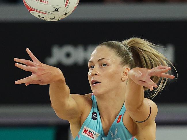 MELBOURNE, AUSTRALIA - APRIL 20: Kim Brown of the Mavericks passes the ball during the round three Super Netball match between Melbourne Mavericks and Giants Netball at John Cain Arena, on April 20, 2025, in Melbourne, Australia. (Photo by Daniel Pockett/Getty Images)