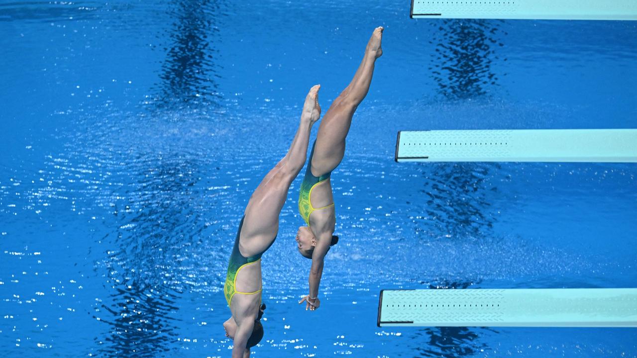 Australia's Maddison Keeney and Anabelle Smith had dived beautifully in the early rounds. Photo by SEBASTIEN BOZON / AFP.