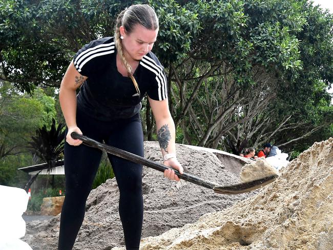 CAPALABA, AUSTRALIA - NewsWire Photos MARCH 5, 2025:  Residents sandbagging ahead of the cyclone at Capalaba east of BrisbanePicture: NewsWire / John Gass