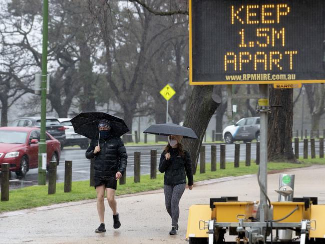 MELBOURNE AUSTRALIA - NewsWire Photos AUGUST 23, 2020: A couple walking on the Tan Track in Melbourne on Sunday morning during stage 4 Covid lockdown.Picture: NCA NewsWire / David Geraghty