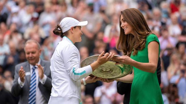 Australia's Ashleigh Barty receives the trophy from Britain's Catherine Middleton in 2022. (Photo by Ben Solomon/AFP)