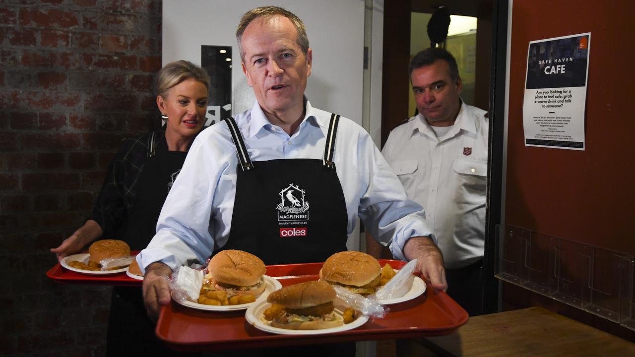 Bill Shorten and his wife Chloe serve food during a visit to the Salvation Army Lighthouse Cafe. Picture: AAP