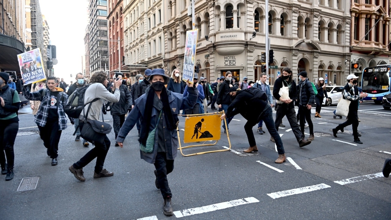 ABC 'sympathetic' to 'doomsday' activists blocking Sydney traffic