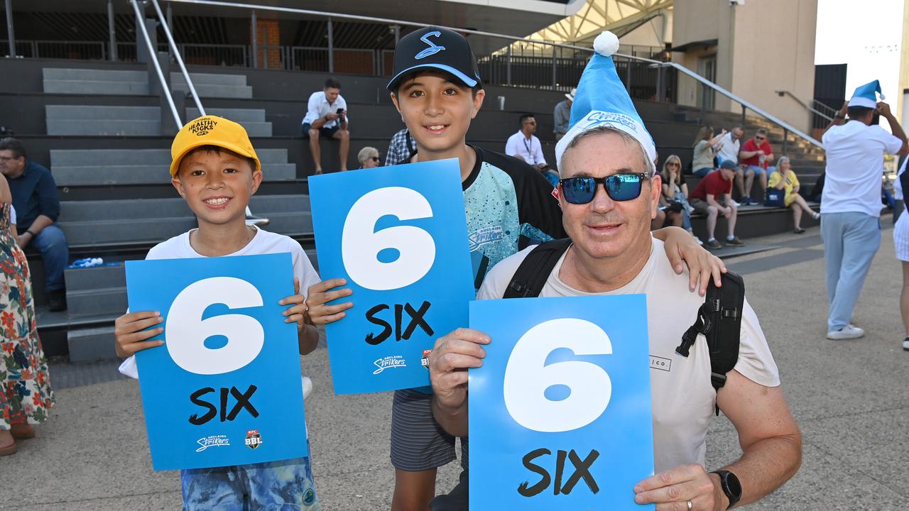 20/12/24. Gallery Big Bash - Adelaide Strikers v Melbourne Stars at Adelaide Oval. Picture: Keryn Stevens