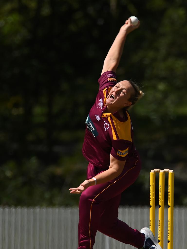 GOLD COAST, AUSTRALIA - OCTOBER 03: Nicola Hancock of Queensland bowls during the WNCL match between Queensland and the Australian Capital Territory at Bill Pippen Oval, on October 03, 2022, in Gold Coast, Australia. (Photo by Albert Perez/Getty Images)