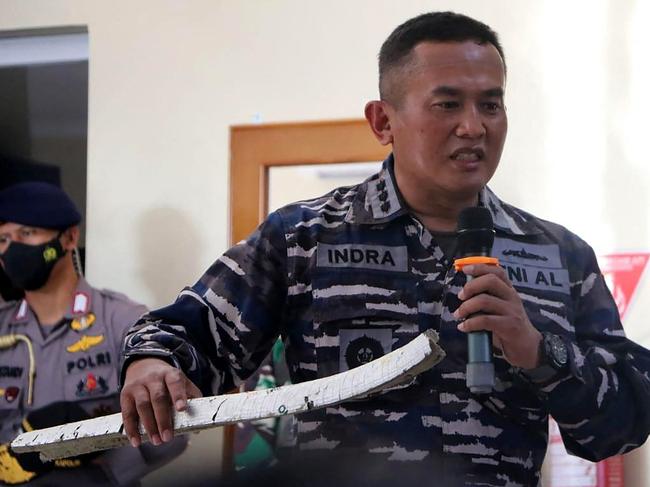 This handout photo taken on April 24, 2021 and released by the Indonesian Military shows a naval officer displaying parts of the torpedo system found in the search operation for the Navy's KRI Nanggala (402) submarine that went missing on April 21 during a training exercise off the coast of Bali, at a press conference in Denpasar. (Photo by HANDOUT / INDONESIAN MILITARY / AFP) / RESTRICTED TO EDITORIAL USE - MANDATORY CREDIT "AFP PHOTO / Indonesian Military" - NO MARKETING - NO ADVERTISING CAMPAIGNS - DISTRIBUTED AS A SERVICE TO CLIENTS