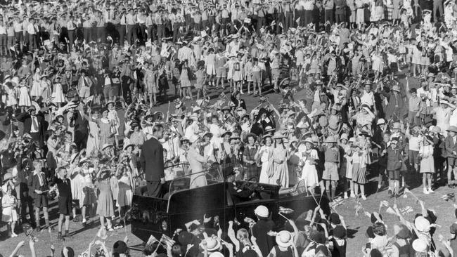 Bendigonians turn out in their droves to welcome Queen Elizabeth II and Prince Phillip in March, 1954. Picture: The Sun