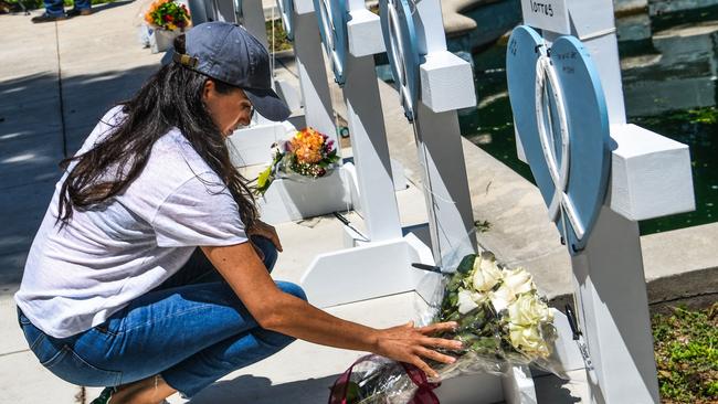 Meghan Markle places flowers as she mourns at a makeshift memorial outside Uvalde County Courthouse in Uvalde, Texas, on May 26, 2022. Picture: Chandan Khanna/AFP