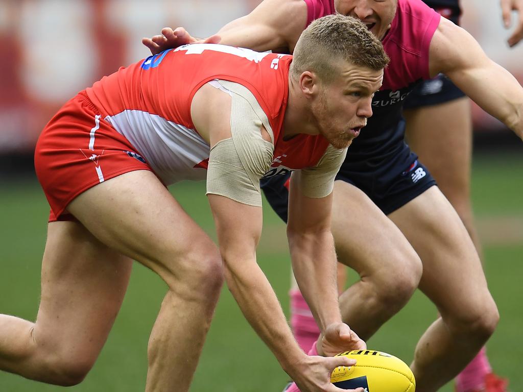 Dan Hannebery of the Swans (second from left) and Alex Neal-Bullen the Demons (right) contest during the Round 21 AFL match between the Melbourne Demons and the Sydney Swans at the MCG in Melbourne, Sunday, August 12, 2018. (AAP Image/Julian Smith) NO ARCHIVING, EDITORIAL USE ONLY