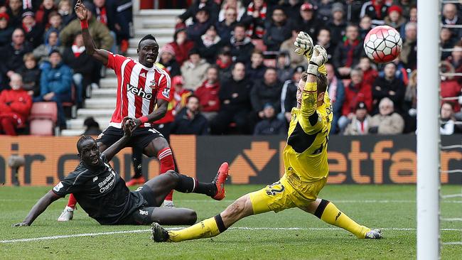 Southampton's Senegalese midfielder Sadio Mane (2L) scores his team's first goal past Liverpool's Belgian goalkeeper Simon Mignolet during the English Premier League football match between Southampton and Liverpool at St Mary's Stadium in Southampton, southern England on March 20, 2016. / AFP PHOTO / ADRIAN DENNIS / RESTRICTED TO EDITORIAL USE. No use with unauthorized audio, video, data, fixture lists, club/league logos or 'live' services. Online in-match use limited to 75 images, no video emulation. No use in betting, games or single club/league/player publications. /