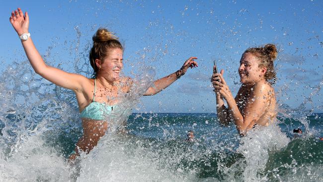 08/03/2016: Amelia Vegting (18, left) and Kirsty Maxwell (19) from the U.K with the new Samsung 7 at Bondi Beach. Pic by James Croucher