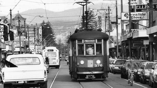 The 376 tram on Jetty Rd in January 1990. Picture: Barry Skipsey