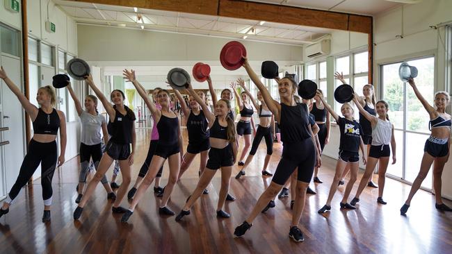 Visiting musical theatre actor Samantha Dodemaide with Fame Talent School students (from left): Ella Sleeman, Rylea Coughlan, Alexis Kavanagh, Makayla Phillips, Lily Taylor, Madalyn Finch, Callayn Grady, Lily Wardrop, Zoe Wardrop, Addison Dee, Georgia Madden, Sienna McDonald, Olivia Benson, Harry Hayes, Grace Buhlmann, Ella Fry, Molly Phillips, Amelia Lappegard and Izabella Louw. Picture: Heidi Petith