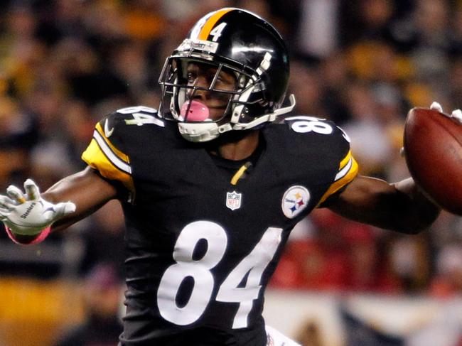 PITTSBURGH, PA - OCTOBER 20: Antonio Brown #84 of the Pittsburgh Steelers throws a touchdown pass to Lance Moore #16 in the second quarter against the Houston Texans during their game at Heinz Field on October 20, 2014 in Pittsburgh, Pennsylvania. Justin K. Aller/Getty Images/AFP == FOR NEWSPAPERS, INTERNET, TELCOS & TELEVISION USE ONLY ==