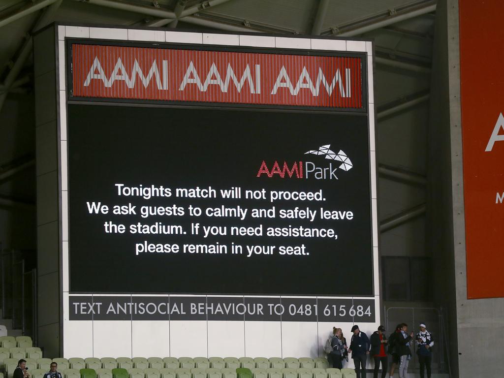 Eventually, the official announcement came through that the match was abandoned. Picture: Darrian Traynor/Getty Images